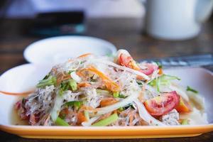 comida tailandesa tradicional llamada ensalada picante de nuez de cerdo con fideos de vidrio foto