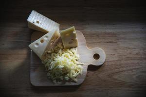 hermosos quesos en la cocina - concepto de preparación de comida de queso foto