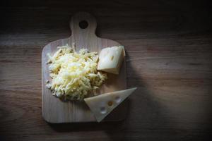 hermosos quesos en la cocina - concepto de preparación de comida de queso foto