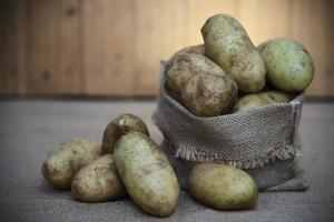 patata fresca en la cocina lista para ser cocinada - preparación de verduras frescas para hacer el concepto de comida foto