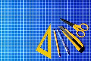 Ilustración 3d cortador amarillo, tijeras, lápiz, bolígrafo y regla sobre fondo azul. renderizado 3D e ilustración de la herramienta de reparación e instalación foto