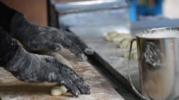 Comerciantes en cámara lenta b roll que muelen el banco para hacer palitos de masa frita o patongo para el desayuno de sus clientes-comida callejera de Tailandia-4k, proceso02 video