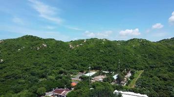 luchtfoto van de berg met lucht in vung tau, vietnam video