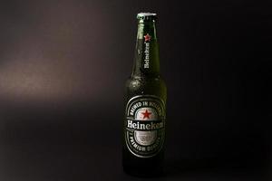 marinette,wi-nov29,2021- cerveza heineken, cerrada en hielo desde 1975, la mayoría de la cerveza heineken se ha producido en la cervecería en zoeterwoude, países bajos. foto