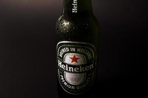 marinette,wi-nov29,2021- cerveza heineken, cerrada en hielo desde 1975, la mayoría de la cerveza heineken se ha producido en la cervecería en zoeterwoude, países bajos. foto