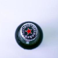 marinette,wi-nov29,2021- cerveza heineken, cerrada en hielo desde 1975, la mayoría de la cerveza heineken se ha producido en la cervecería en zoeterwoude, países bajos. foto