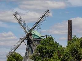 antiguo molino de viento en el muensterland alemán foto