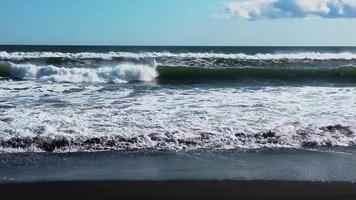 Zeitlupenvideo einer Meereslandschaft in einem Sturm video