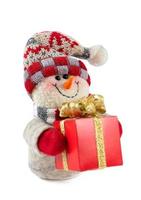 Juguete de muñeco de nieve hecho a mano vestido con gorro de punto con caja de regalo aislada en fondo blanco foto