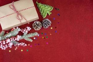 fondo de navidad con adornos y caja de regalo sobre fondo de fieltro rojo. foto
