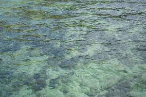 superficie del mar poco profunda, ver el suelo de piedra caliza foto