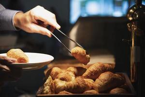 hombre de negocios come el desayuno americano en un hotel - la gente toma un desayuno en concepto de hotel foto