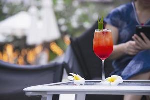 nombre de la receta del cóctel mai tai o mai thai en todo el mundo el cóctel favorito incluye ron, jugo de lima, jarabe de horchata y licor de naranja - bebida de alcohol dulce con flores en el jardín, concepto de vacaciones relajantes foto