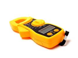 imagen de pinza amperimétrica digital amarilla que se utiliza para medir corriente eléctrica, tensión y resistencia foto