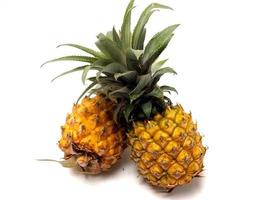 imagen de piña ananas comosus, una fruta que suele crecer en la zona tropical. esta fruta tiene muchas vitaminas que son buenas para nuestro cuerpo foto