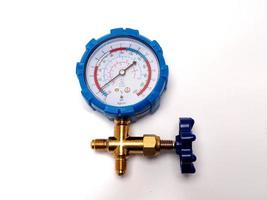 imagen del manómetro azul, herramienta que suele utilizar el técnico para medir la presión del gas. foto