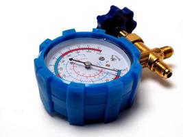imagen del manómetro azul, herramienta que suele utilizar el técnico para medir la presión del gas. foto