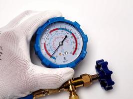 imagen del manómetro azul, herramienta que suele utilizar el técnico para medir la presión del gas. foto