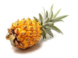 imagen de piña ananas comosus, una fruta que suele crecer en la zona tropical. esta fruta tiene muchas vitaminas que son buenas para nuestro cuerpo foto