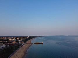 vista aérea y material de archivo en ángulo alto de la mejor playa de arena y la ciudad de bournemouth de inglaterra, reino unido, foto