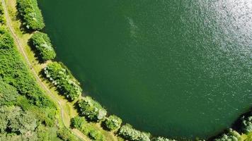 magníficas imágenes aéreas en ángulo alto de la vista del lago y el campo de kempston bedford inglaterra foto