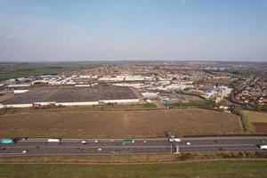 vista aérea de alto ángulo de las carreteras británicas y el tráfico que pasa por la ciudad de luton y el campo de inglaterra reino unido foto