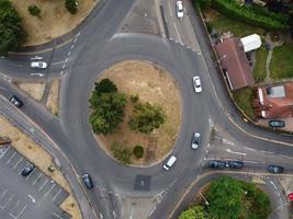 vista aérea de ángulo alto de carreteras británicas y autopistas de alta velocidad en la ciudad de luton de inglaterra reino unido foto