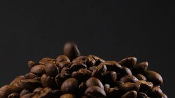 rallentatore di chicchi di caffè tostati che cadono. semi di caffè biologico. video