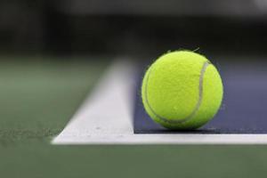 pelota de tenis en cancha foto