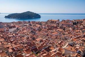 casco antiguo dubrovnik murallas de la ciudad vista isla de lokrum foto