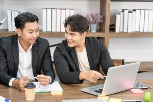 trabajo en equipo amistad grupo lluvia de ideas unión. diversidad socio comercial personas trabajo en equipo tomados de la mano juntos poder del equipo de etiquetas. felices colegas sonrientes con etiquetas de nombre apilando las manos. foto