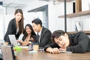 el hombre de negocios derriba el escritorio. sobrecarga de trabajo o deterioro de la salud o fracaso de la tendencia empresarial. durmiendo en el escritorio en el trabajo. foto