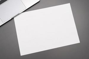 papel en blanco de mesa de oficina con lápiz. el papel en blanco se puede utilizar para poner texto o imágenes. foto