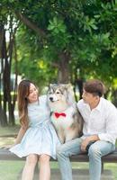 amor de pareja asiática con perro foto