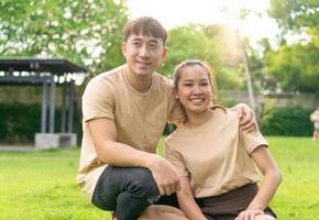 pareja asiática amor citas en el parque foto