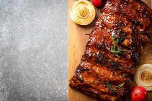 costillas de cerdo a la parrilla a la parrilla foto