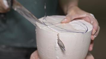 arte della ceramica fatta a mano in un laboratorio di ceramica video