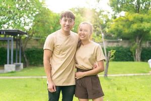 pareja asiática amor citas en el parque foto