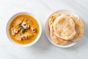 sopa de pollo al curry con roti foto