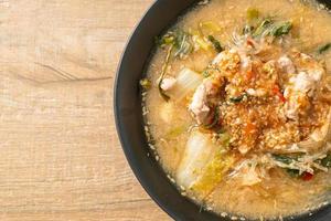 Sopa sukiyaki con cerdo al estilo tailandés foto