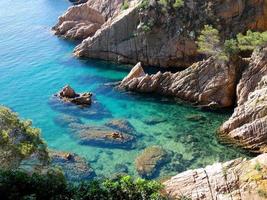 mar azul y cielo azul de la costa brava catalana, españa foto