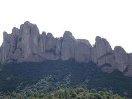 perfil de las montañas de montserrat, al norte de la ciudad de barcelona. foto