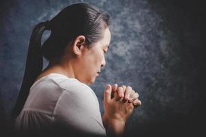 mujer reza por la bendición de dios para desear tener una vida mejor foto