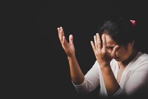 cristianismo mujer católica mano orar y adorar en la iglesia, manos dobladas en concepto de oración por la fe, la espiritualidad y la religión, manos levantadas en el fondo de la adoración. foto
