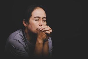 cristianismo mujer católica mano orar y adorar en la iglesia, manos dobladas en concepto de oración por la fe, la espiritualidad y la religión, manos levantadas en el fondo de la adoración. foto