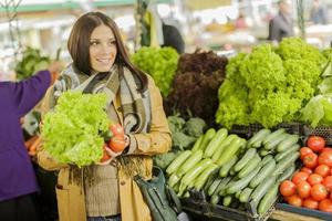 mujer joven en el mercado foto