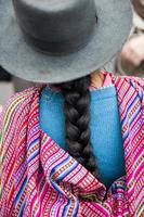 Peinado trenzado femenino peruano tradicional en Lima, Perú