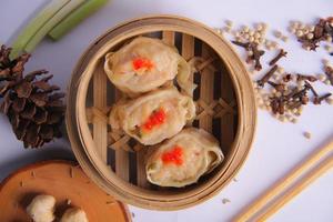 dim sum de pollo con salsa deliciosa, comida china sabrosa y jugosa foto