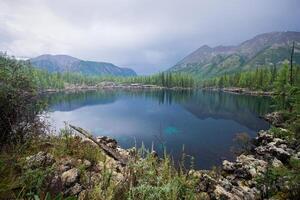 hermoso paisaje de verano con un lago de alta montaña. majestuosa naturaleza salvaje en rusia, sayan oriental.