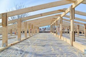 marco de construcción de techos de madera, esqueleto de techo nuevo foto